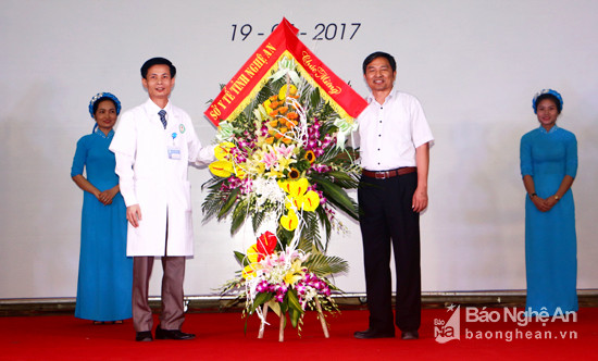 Lãnh đạo Sở Y tế chúc mừng Bệnh viện nhân kỷ niệm 10 năm thành lập và khánh thành tòa nhà mới. Ảnh: Lâm Tùng