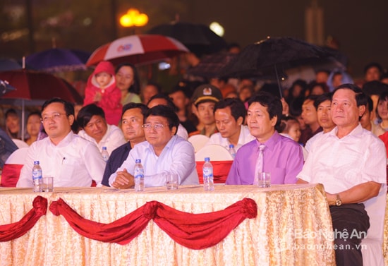 Đại biểu Trung ương, tỉnh Nghệ An tham dự Lễ tổng kết Lễ hội Làng Sen 2017. Ảnh: Thành Cường