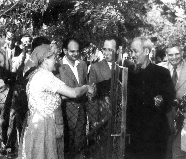 Chủ tịch Hồ Chí Minh đến thăm một gia đình công nhân Hung-ga-ri ở Thủ đô Budapet, tháng 8/1957. }