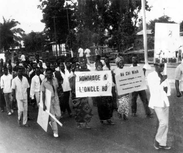 Lễ tang của Chủ tịch Hồ Chí Minh được tổ chức ở Công-gô, năm 1969. }