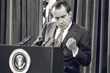 8/1974 - Tổng thống Mỹ Richard Nixon đã từ chức chứ không chịu bị luận tội xung quanh vụ scandal Watergate.
