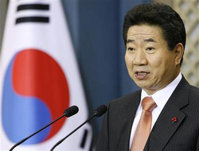 3/2004 - Quốc hội Hàn Quốc đã bỏ phiếu cách chức Tổng thống Roh Moo-hyun vì vi phạm luật bầu cử, quản lý kinh tế yếu kém và tình trạng tham nhũng trong đội ngũ các trợ tá. Ông này bị treo quyền, song được phục hồi chỉ 2 tháng sau khi toà hiến pháp ra phán quyết. 