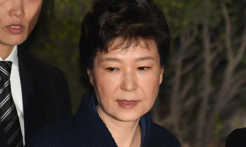 Tòa án Hiến pháp Hàn Quốc ngày 10/3/2017 ủng hộ việc luận tội Tổng thống Park Geun-hye, phế truất bà vì bê bối tham nhũng liên quan đến doanh nghiệp lớn.