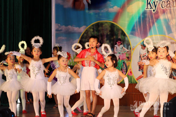Tiết mục văn nghệ chào mừng Lễ phát động của các cháu thiếu niên - nhi đồng huyện Quỳnh Lưu. Ảnh:  Mỹ Hà