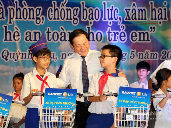 Đồng chí Lê Minh Thông và đại diện các ban, ngành tặng quà cho học sinh nghèo vượt khó, học tốt. Ảnh: Mỹ Hà