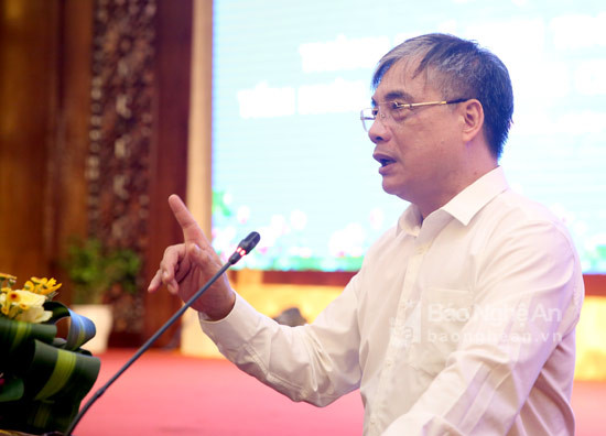 PGS.TS Trần Đình Thiên phát biểu gợi mở những định hướng phát triển để các chuyên gia bàn giải pháp. Ảnh PV