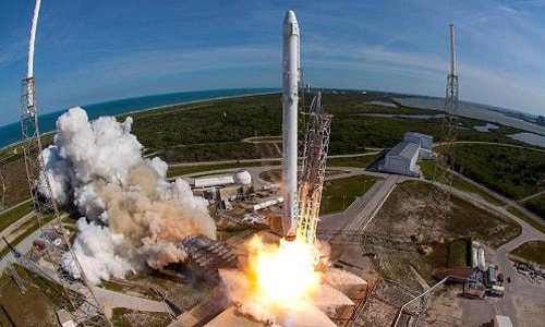 Tên lửa SpaceX Falcon 9 mang theo phi thuyền Dragon phóng lên từ căn cứ không quân Cape Canaveral, Florida ngày 8/4/2016. Ảnh: NASA.