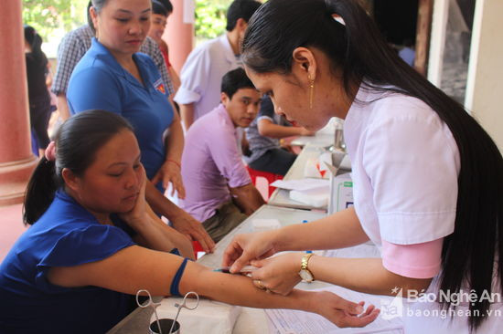 Các tình nguyện viên được tư vấn đăng ký, đo huyết áp, khám sàng lọc, xét nghiệm trước khí hiến máu. Ảnh: Đình Tuân