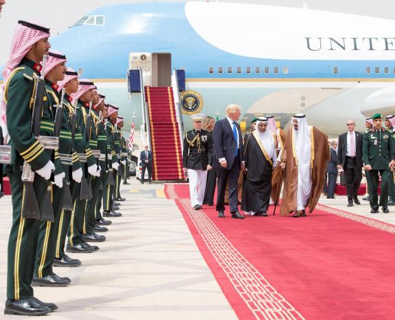 Lãnh đạo tối cao của Saudi Arabia chống gậy ra đón ông Trump đến Riyadh. Ảnh: Reuters