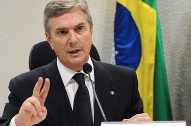12/1992 - Tổng thống Brazil Fernando Collor de Mello đã quyết định từ chức chỉ vài phút sau khi Thượng viện mở phiên luận tội vì những cáo buộc tham nhũng. Tuy nhiên, sau này ông Collor de Mello được toà tuyên trắng án.  