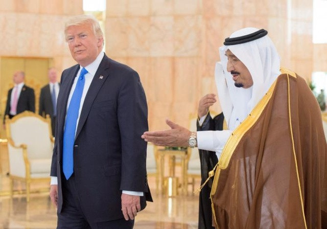Vua Salman bin Abdulaziz Al Saud chào đón Tổng thống Mỹ tới thăm Saudi Arabia. Ảnh: Reuters.