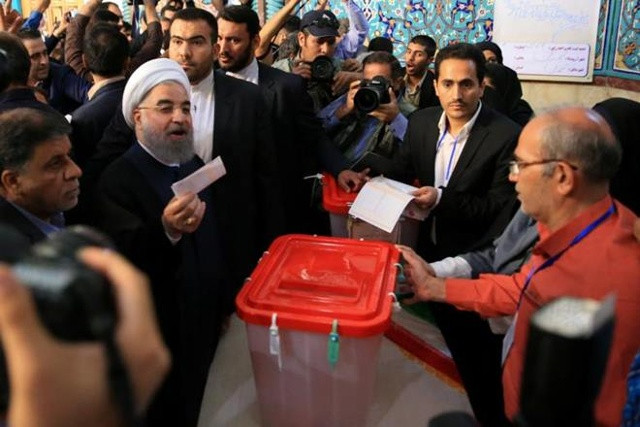 Ông Rouhani đi bỏ phiếu hôm 19/5. Ảnh: Internet