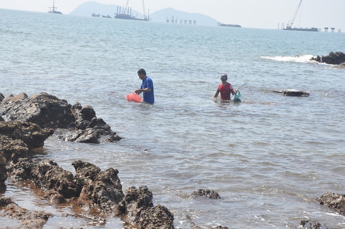 Mưu sinh ở bãi đá Nghi Thiết (Nghi Lộc). Ảnh: Công Kiên