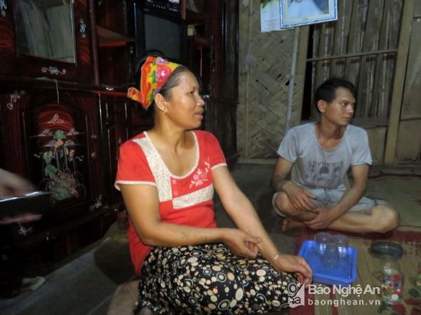 Bà, vợ ông Lô Văn Chương kể lại sự việc. Ảnh: Kế Kiên