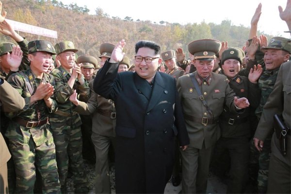 Ông Kim Jong Un giữa binh lính Triều Tiên. Ảnh: Reuters