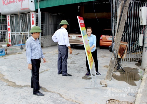 TX . Hoàng Mai giải tỏa vỉa hè. Ảnh: Quang An