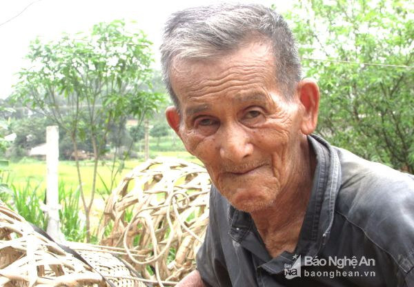 Đã 80 tuổi nhưng chưa một ngày ông cụ Nguyễn Văn Dần được nghỉ ngơi. Ảnh: Như Sương