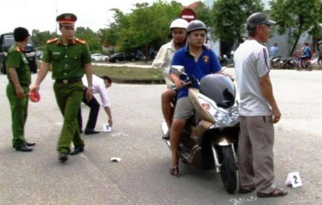Dựng hiện trường vụ tai nạn. Ảnh: N.V.