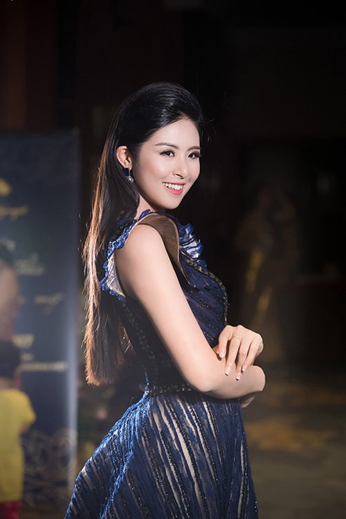 Hoa hậu Ngọc Hân để tóc suôn chải phồng.
