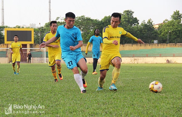 Có được chất lượng nội binh vượt trội, SLNA thi đấu khá lấn lướt trong hiệp 1 và minh chứng là 3 bàn thắng được SLNA tạo ra do công của Văn Đức, Xuân Thắng và Văn Mạnh.