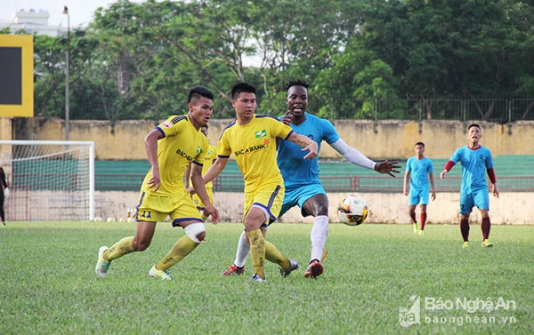 Bước sang hiệp 2, thủ môn Trần Văn Tiến, các tiền vệ Hồ Khắc Ngọc, Phạm Xuân Mạnh, Ngô Xuân Toàn và 1 ngoại binh được SLNA tăng cường. Bên phía Hải Phòng, các trụ cột như Minh Châu, Văn Nhiên, Văn Hùng, Đình Bảo và 2 tiền đạo Stevens - Fagan cũng được tung vào sân.