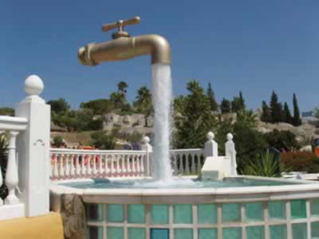 Vòi nước ma thuật, Tây Ban Nha: Được xây dựng trong công viên nước Aqualand- Cadiz ở Tây Ban nha, “Vòi nước ma thuật” dường như nổi lơ lửng trên bầu trời với nguồn cung cấp nước vô tận. Thực tế, một đường ống bí mật được lặp đặt trong dòng nước và là trụ cho cả cấu trúc.