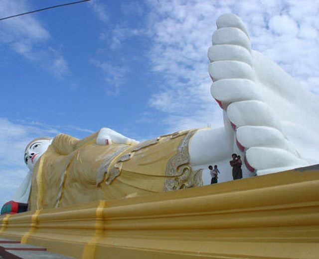 Tượng Phật Monywa, Myanmar: Bức tượng Phật nằm Monywa có kết cấu rỗng với chiều dài 90m được xây dựng vào năm 1991. Du khách có thể đi bên trong bức tượng khổng lồ và xem 9.000 bức ảnh về Phật Monywa và các môn đồ của Ngài.