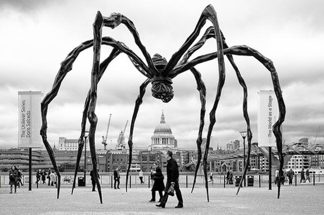 Nhện khổng lồ, Anh: Bức tượng nhện của nghệ sĩ Louise Bourgeois được làm từ chất liệu đồng, thép không gỉ và đá cẩm thạch với chiều cao 9m, năm bên ngoài khu trưng bày nghệ thuật Tate Modern ở thành phố London.