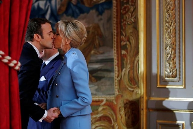 Tổng thống Pháp Emmanuel Macron hôn vợ ông Brigitte Trogneux trong buổi lễ bàn giao tại Paris, Pháp, ngày 14 tháng 5 năm 2017.