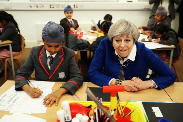 Thủ tướng Anh Theresa May gặp gỡ nhóm lãnh đạo Nishkam Trust và các học sinh trường tiểu học Nishkam ở Birmingham, ngày 16 tháng 5 năm 2017