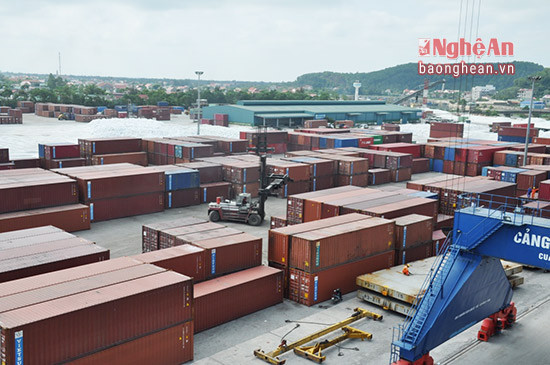  Hệ thống cảng biển ở Nghệ An được đầu tư, nâng cấp phục vụ nhu cầu vận chuyển hàng hóa. Ảnh: Bốc dỡ hàng tại Cảng Cửa Lò (ảnh Thu Huyền)