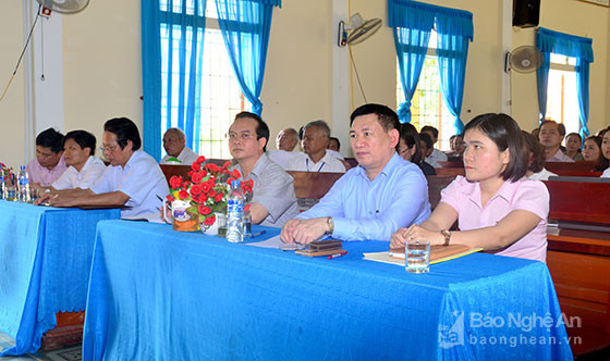Các ĐBQH tiếp xúc cử tri tại xã Thanh Lương, huyện Thanh Chương. Ảnh: Thành Duy