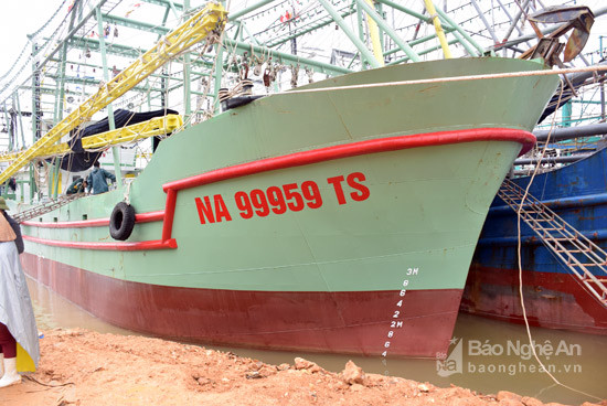 Con tàu đánh cá bằng vỏ sắt được đóng mới theo chính sách hỗ trợ của Nghị định 67/CP của ngư dân huyện Quỳnh Lưu