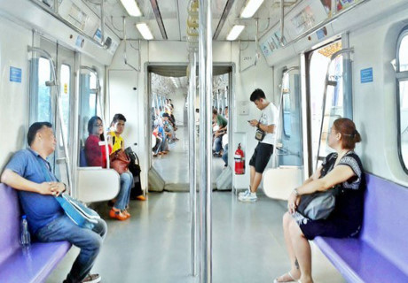 Hệ thống Metrostar Express ở Philippines vận chuyển hơn 600.000 hành khách mỗi ngày, được trang bị khả năng lên xuống trực tiếp tàu, không cần rào chắn và dùng thẻ từ để tiện quản lý khách.