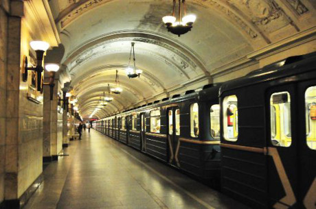 Hệ thống tàu điện ngầm Moscow, Nga được mở cửa từ năm 1934. Hiện nay hệ thống có tổng chiều dài 325km, 194 ga và phục vụ khoảng 2.5 tỷ lượt khách mỗi năm. Đây không chỉ đơn giản là một hệ thống giao thông mà còn là biểu tượng văn hóa cũng như địa điểm du lịch nổi tiếng ở thủ đô Moscow. Hệ thống ngầm này đưc trang trí với những tranh đầy màu sắc trên tường, những khối đèn chùm rực rỡ trên trần cùng nhiều chi tiết trang trí tinh tế khác. Có lẽ vì thế mà hệ thống tàu điện ngầm Moscow còn được ví như “Cung điện dưới lòng đất” của nước Nga. 