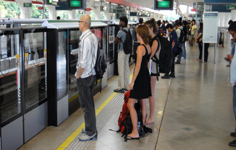 Tại Singapore, hệ thống metro dài hơn 150km với 113 ga tàu có thể phục vụ 3 triệu lượt khách mỗi ngày. Bên cạnh đó, các ga tàu có khả năng chịu được bom và sử dụng như một boongke trú ẩn.