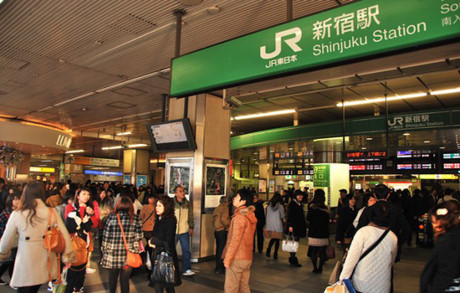 Hệ thống tàu điện ngầm Tokyo có thể phục vụ 8 triệu hành khách/ngày. Nhà ga Shinjuku đã được đưa vào kỷ lục Guinness có thể phục vụ 3.64 triệu khách/ngày với hơn 200 cổng ra/vào. 