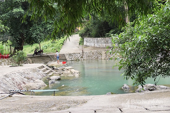 Điểm du lịch Khe Nước Mọc xã Yên Khê (Con Cuông) luôn được giữ gìn vệ sinh môi trường sạch đẹp. Ảnh: Hoài Thu