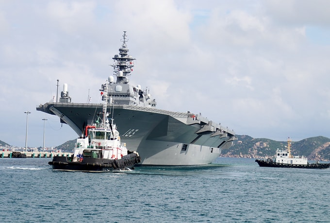 Tàu sân bay trực thăng JDS Izumo (DDH-183) thuộc lực lượng phòng vệ trên biển Nhật Bản (JMSDF) cập cảng quốc tế Cam Ranh hôm qua.