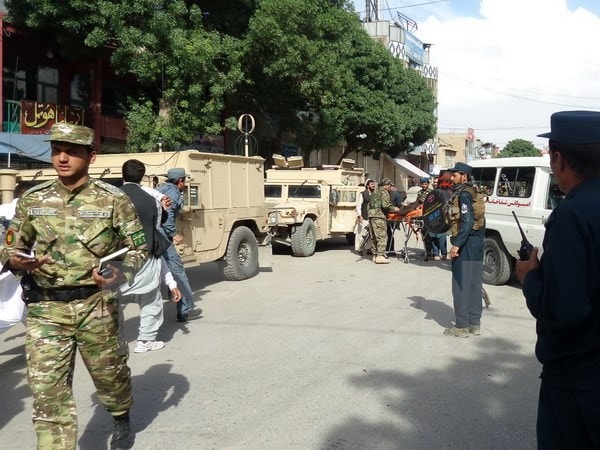 Quân đội Afghanistan phong tỏa khu vực xảy ra vụ tấn công ngân hàng New Kabul Bank ở Gardez ngày 20/5. (Ảnh: EPA/TTXVN)