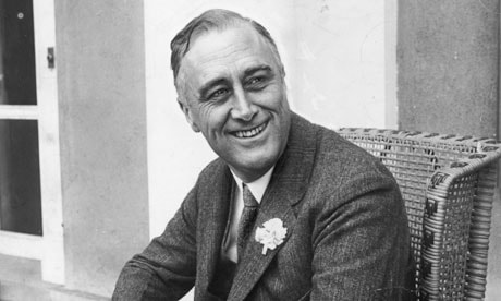 Tổng thống Franklin D. Roosevelt. Năm 1943, Tổng thống Franklin D. Roosevelt trở thành tổng thống Mỹ tại nhiệm đầu tiên bay ra nước ngoài. Khi đó, ông chủ Nhà Trắng này đã di chuyển bằng máy bay Boeing B-314 Clipper vào tháng 1/1943. Clipper được xem là hiện thân đầu tiên của chiếc Không lực Một. Trong chuyến đi đó, Tổng thống Roosevelt gặp Thủ tướng Anh Winston Churchill để thảo luận một số vấn đề chiến lược.