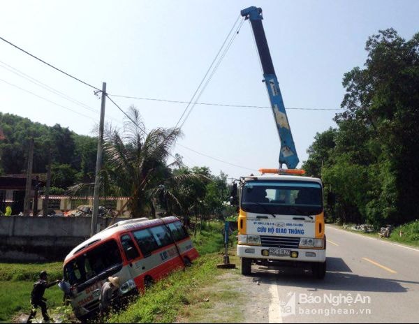 Xe buýt gặp nạn đang được cẩu lên mặt đường