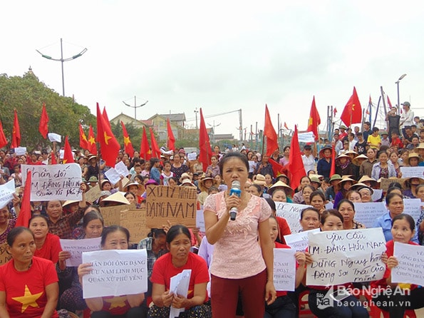 Phụ nữ Quỳnh Lưu lên tiếng phản đối hành động xuyên tạc lịch sử của linh mục Đặng Hữu Nam. Ảnh tư liệu.