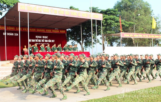 Duyệt đội ngũ tại lễ khai mạc. Ảnh: Tường Hiếu