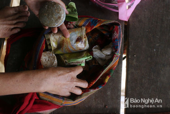 Để bảo quản trầu, phụ nữ người Thái bao giờ cũng có chiếc túi thổ cẩm để đựng và mang theo bên mình. Ảnh: Đào Thọ