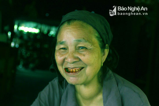 Niềm vui của bà mẹ người Thái với miếng trầu. Ảnh: Đào Thọ