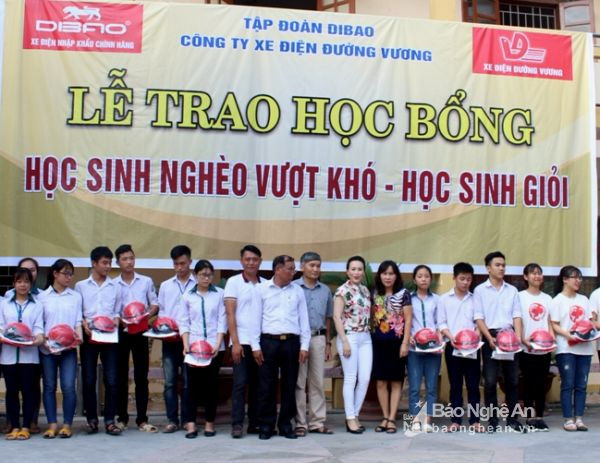 Tập đoàn DIBAO phối hợp với công ty xe điện Đường Vương tặng quà cho học sinh nghèo vượt khó học giỏi