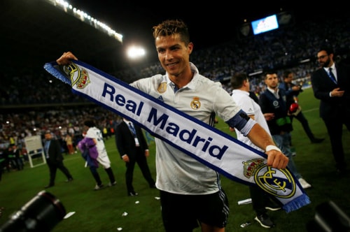 Ronaldo lần thứ hai được ăn mừng chức vô địch La Liga sau tám mùa giải khoác áo Real. Ảnh: Reuters.