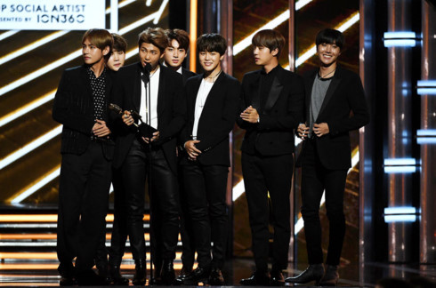 Nhóm nhạc Hàn Quốc BTS nhận được giải thưởng Nghệ sĩ được yêu thích.