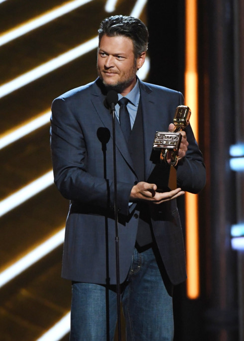 Blake Shelton  nhận giải nghệ sĩ nhạc đồng quê.